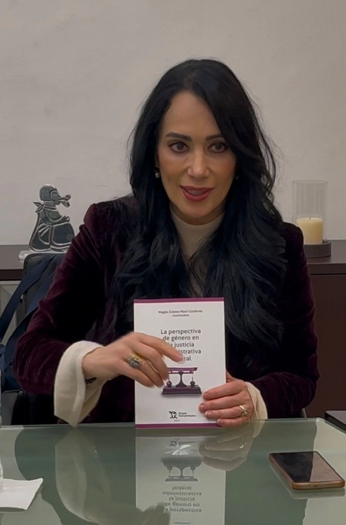 Mosri Gutiérrez  está presentando su libro  'La perspectiva de género en la justicia administrativa federal' por los estados del país. Foto La Jornada Baja California 