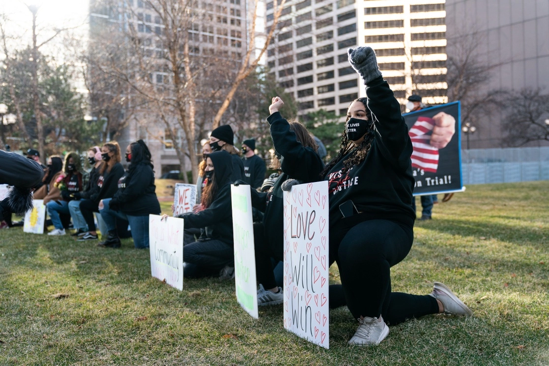 Personas se manifestaron ayer y antier frente al tribunal, en Minneapolis, Minnesota, donde se lleva a cabo el juicio al ex oficial de policía, Derek Chauvin por el homicidio del afroestadunidense George Floyd. Foto Xinhua