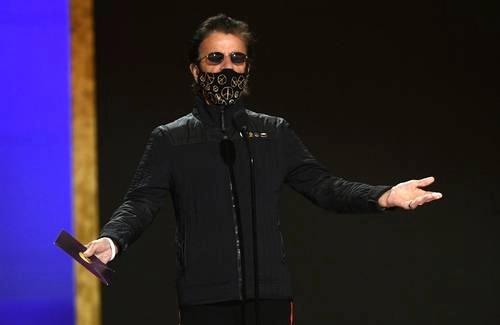 El ex beatle aparece en los créditos de una de las canciones como vocalista y tamborilero de relleno. En un proyecto como éste, puedes permitirte este tipo de cosas, dice emocionado. Aquí, en la pasada entrega del Grammy.Foto Afp