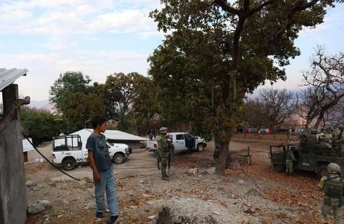 Elementos del Ejército recorren Las Conchitas, donde era comisario el activista Carlos Márquez, quien fue asesinado el 3 de abril de 2021. Foto Sergio Ocampo