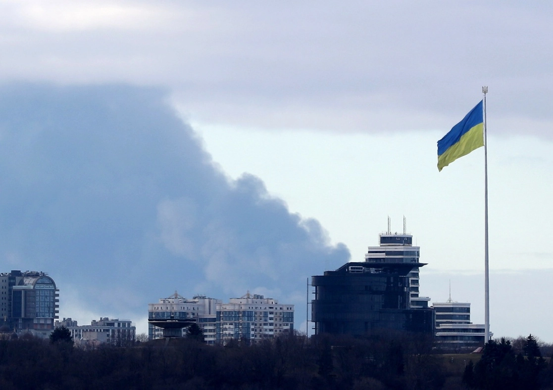 Una columna de humo se eleva al cielo en la ciudad ucrania de Kiev, el 27 de febrero de 2022. Foto Xinhua