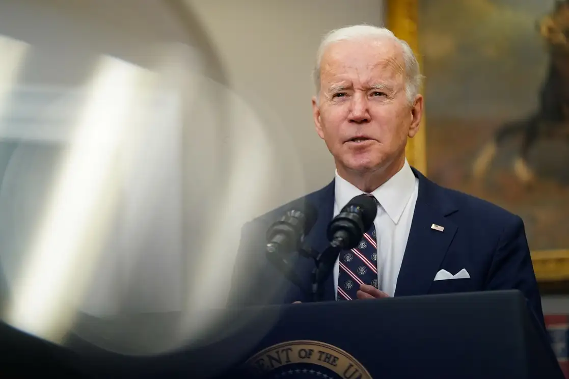 El presidente Joe Biden habla sobre una redada antiterrorista llevada a cabo por las fuerzas especiales estadunidenses que mataron al principal líder del EI, en el noreste de Siria, el 3 de febrero de 2022. Foto Ap 