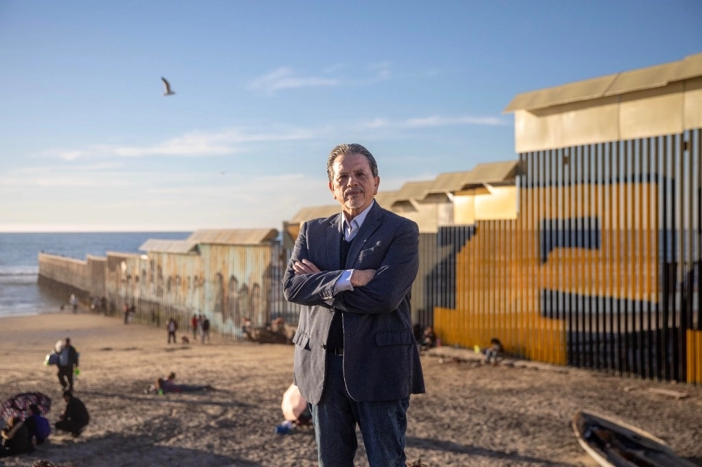 El Premio Nacional de Artes y Literatura 2023 en el área de Historia, Ciencias Sociales y Filosofía, José Manuel Valenzuela Arce, se ha dedicado a estudiar la historia social de la frontera norte a través de los corridos y de los procesos culturales que tocan de cerca a los jóvenes. Foto Karen Castañeda / ‘La Jornada Baja California’