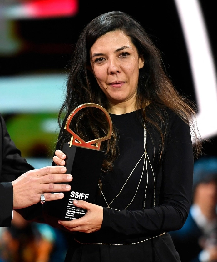 La directora colombiana Laura Mora recibe la Concha de Oro del Festival de cine de San Sebastián, por su filme "Los reyes del mundo". Foto Afp.