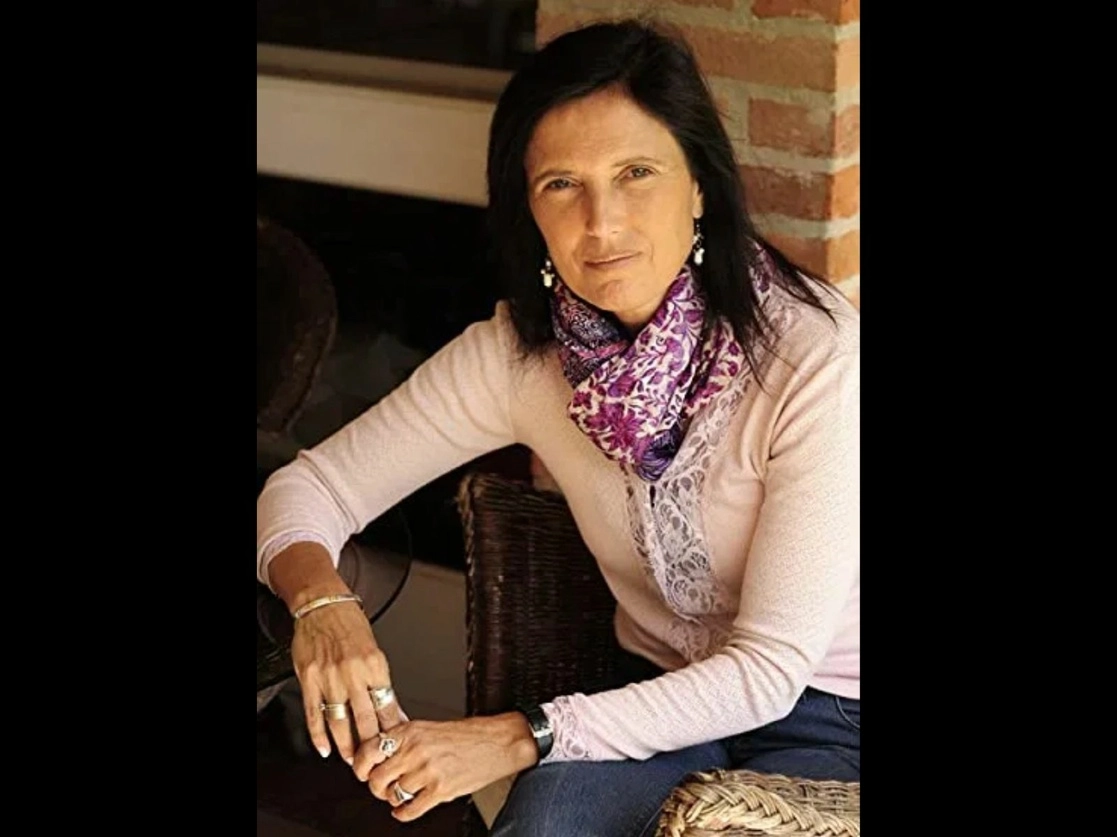 La narradora y activista argentina Claudia Piñeiro cuestiona en su obra las máximas impuestas desde instituciones donde históricamente los hombres ocupan las posiciones de poder y desde las cuales se han impuesto códigos como el respeto extremo a los padres, aunque golpeen o incluso hayan violado a sus hijos. Foto Alejandra López / Archivo