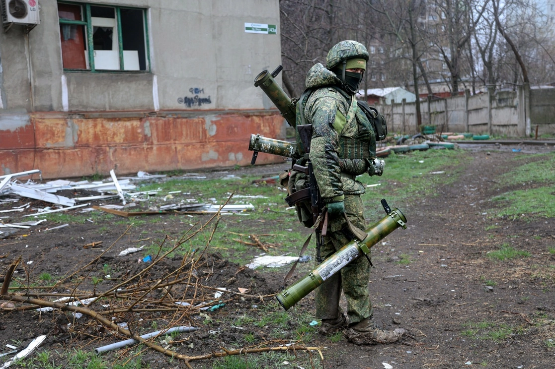 Militar de la República Popular de Donetsk recorre calles destruidas por bombardeos rusos en Mariúpol, Ucrania. Foto Ap  