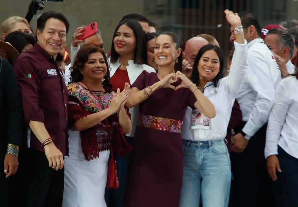 La virtual presidenta electa, Claudia Sheinbaum, acompañada de la próxima jefa de gobierno de la CDMX, Clara Brugada, y otros candidatos, realiza su cierre de campaña en el Zócalo de la Ciudad de México, 29 de Mayo de 2024. Foto Cristina Rodríguez
