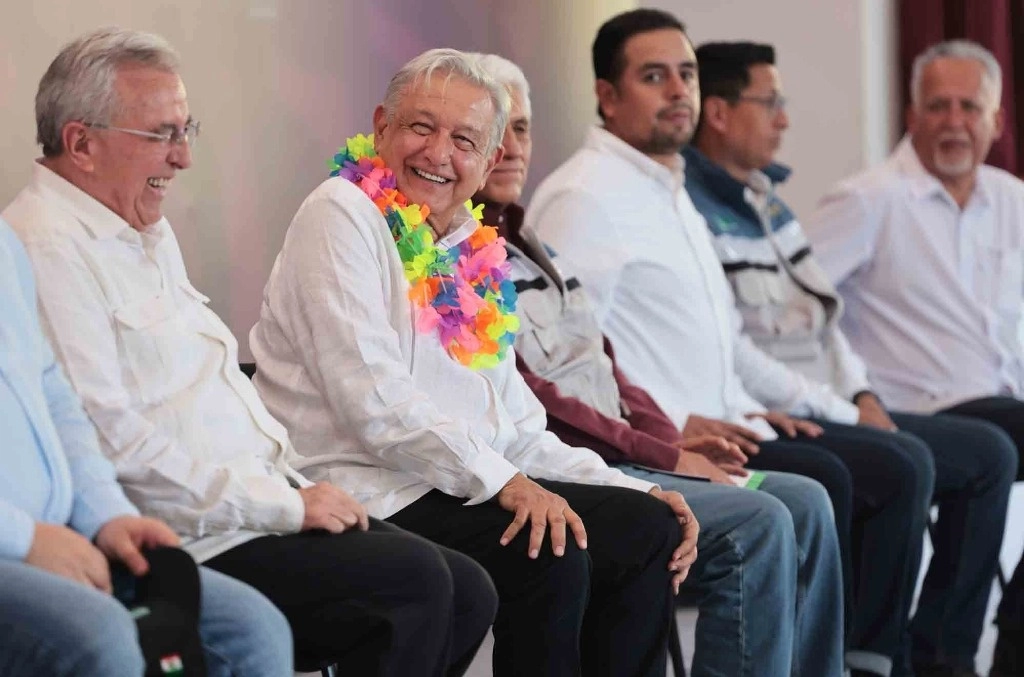 El mandatario descartó que la publicación de dos reportajes en medios internacionales pudiera afectarle. Foto Presidencia.