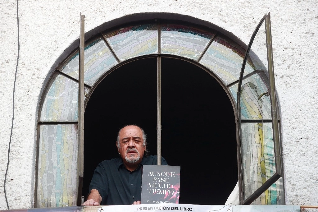 El intérprete y bandoneonista lanzará el libro ‘Aunque pase mucho tiempo: El tango en México’, el sábado en Bellas Artes. Foto Luis Castillo