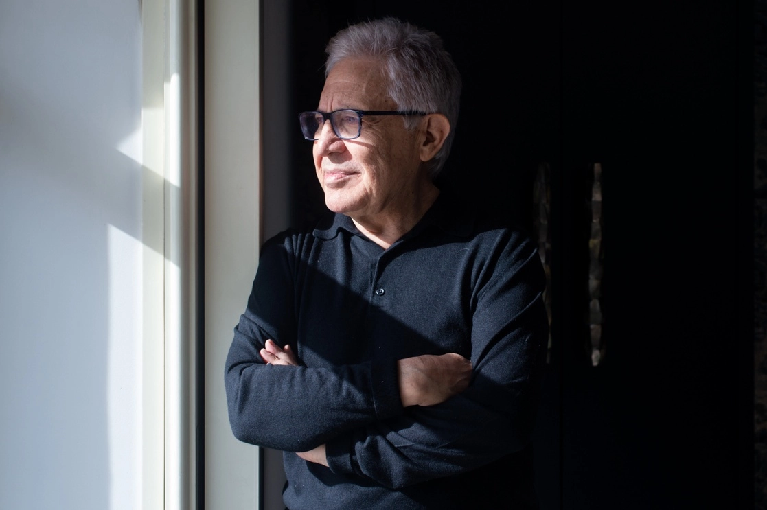 El escritor turco Zülfü Livaneli posa durante una entrevista para Europa Press, en el Hotel Sardinero, el 14 de febrero de 2023, en Madrid, España. Foto Europa Press