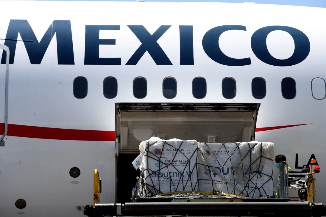 Desembarco de dosis de la vacuna rusa Sputnik en el Aeropuerto Internacional de la Ciudad de México, el pasado 10 de marzo de 2021. Foto José Antonio López 