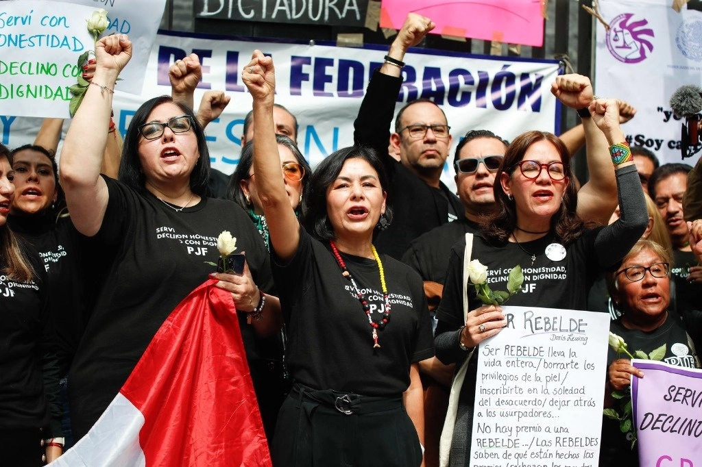La Asociación Mexicana de Juzgadoras se manifestó en el Senado en contra de la reforma judicial que propone la elección de jueces y que derivó en la renuncia de varios ministros. Foto Cristina Rodríguez