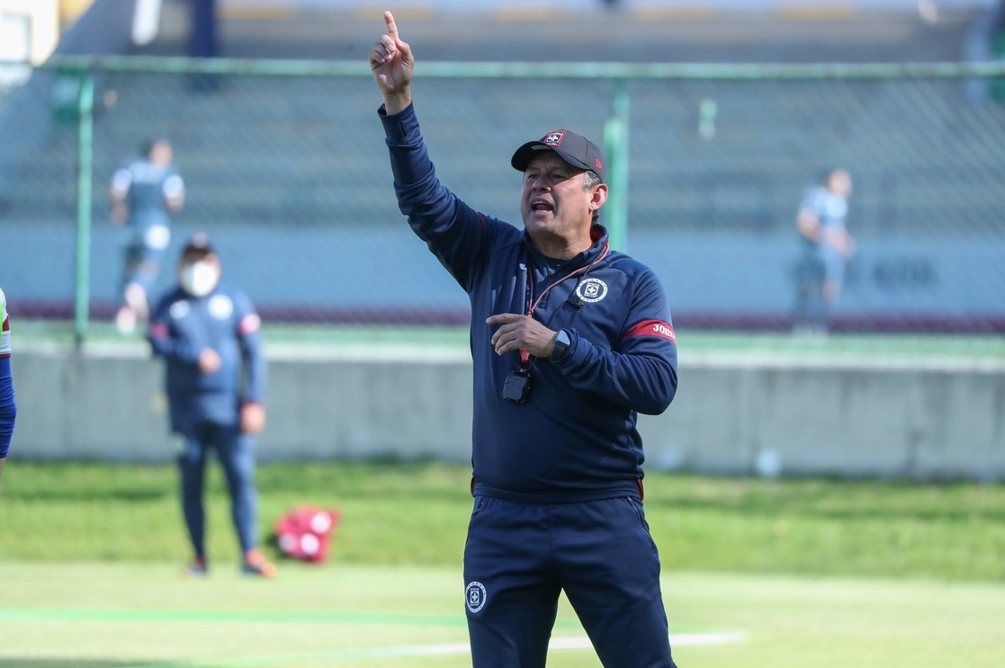 Juan Reynoso fue parte del último equipo celeste campeón en 1997 y busca devolver esa mística al plantel y poner fin a la sequía de títulos. Foto Twitter @CruzAzulCD