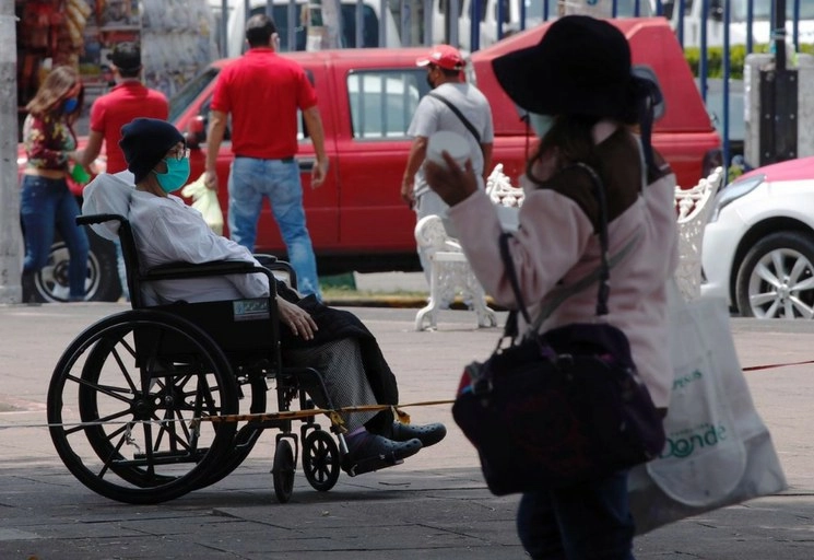 Un paciente espera a su familiar frente al Instituto Nacional de Cancerología durante el semáforo epidemiológico naranja, en la Ciudad de México, el 21 de julio de 2020. Foto Cristina Rodríguez