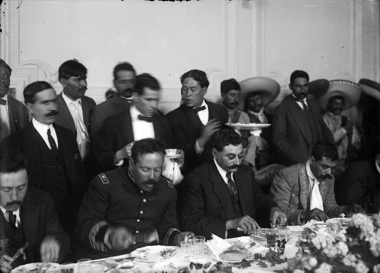 Francisco Villa, Eulalio Gutiérrez y Emiliano Zapata en su llegada al Palacio Nacional en 1914. Foto Fototeca Nacional INAH