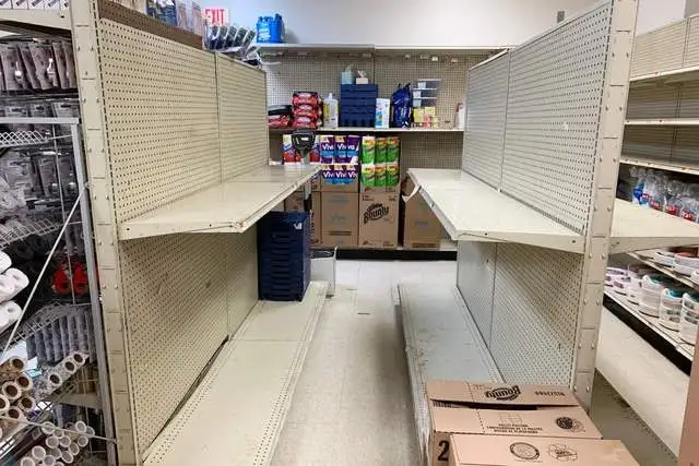 Un pasillo sin papel de baño, después de las compras de pánico en un supermercado en Washington.F Foto Afp 