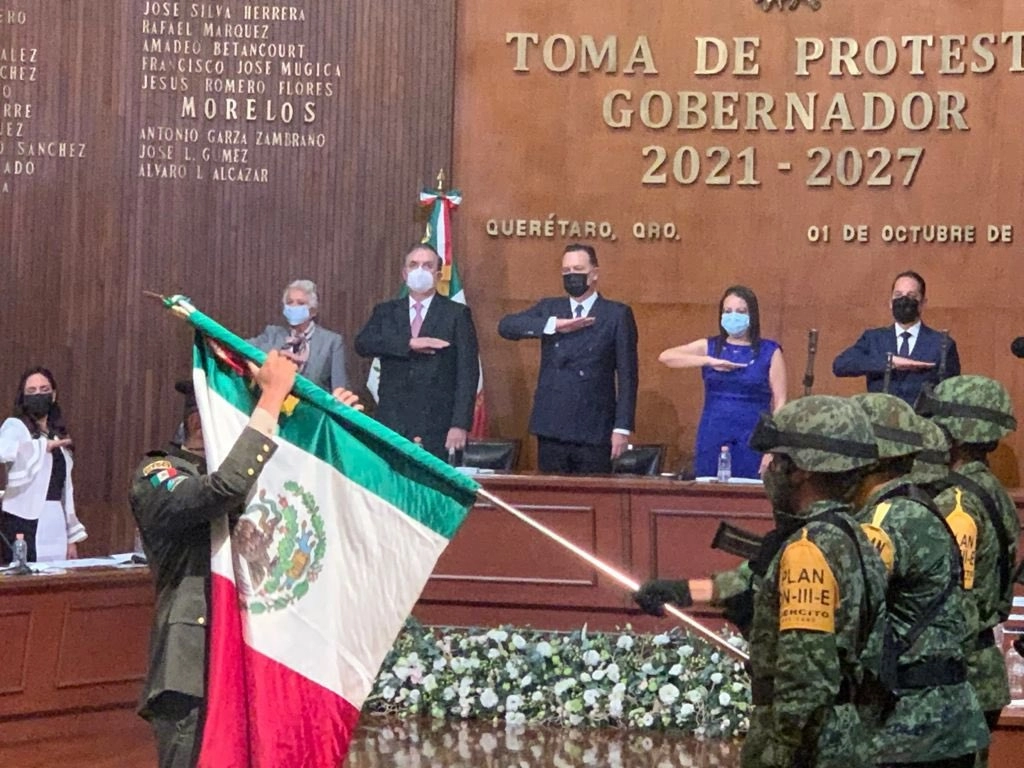 La presidenta de la Mesa Directiva en el Senado, Olga Sánchez Cordero, acudió a la toma de protesta del nuevo gobernador de Querétaro. Foto tomada de la cuenta de Twitter @M_OlgaSCordero 