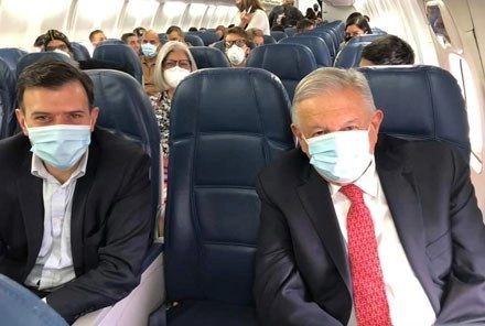 En el vuelo comercial que lo llevó a su visita de trabajo en EU, el presidente Andrés Manuel López Obrador portó por primera vez un cubrebocas