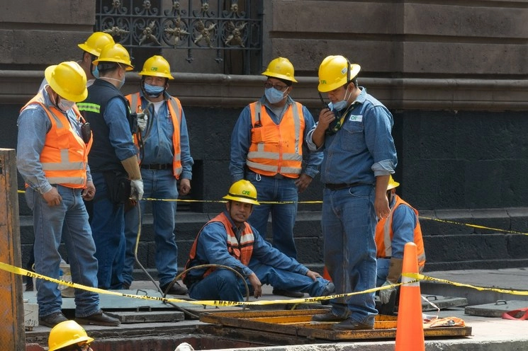Empleados de la CFE realizan trabajos de reparación en el Centro Histórico de la Ciudad de México. Foto Pablo Ramos