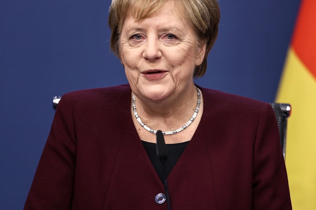 La canciller alemana, Angela Merkel, da una conferencia de prensa al final de la cumbre  de la Unión Europea (UE) en el edificio del Consejo Europeo en Bruselas, el 16 de octubre de 2020. Foto Afp