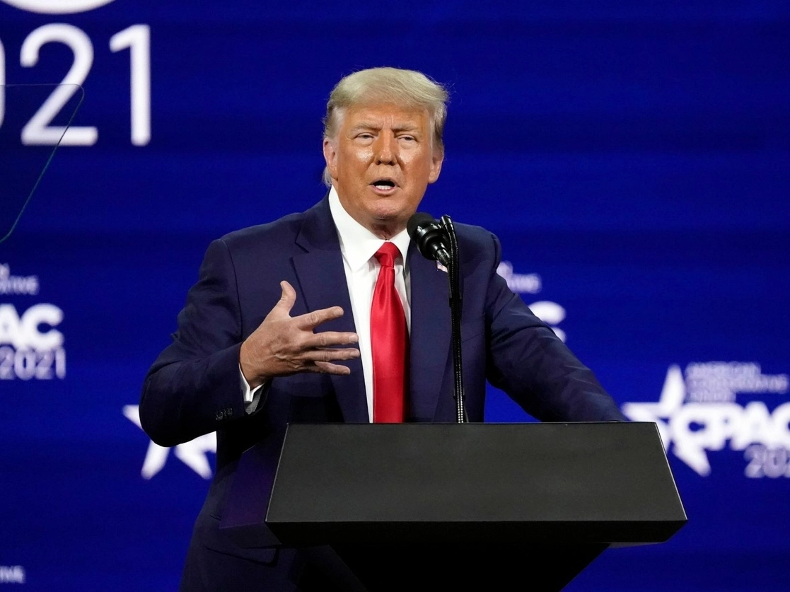 “¿Ya me extrañaban?”, expresó el ex presidente Donald Trump durante su discurso ante un foro político conservador en Orlando, Florida, el 28 de febrero de 2021. Foto Ap