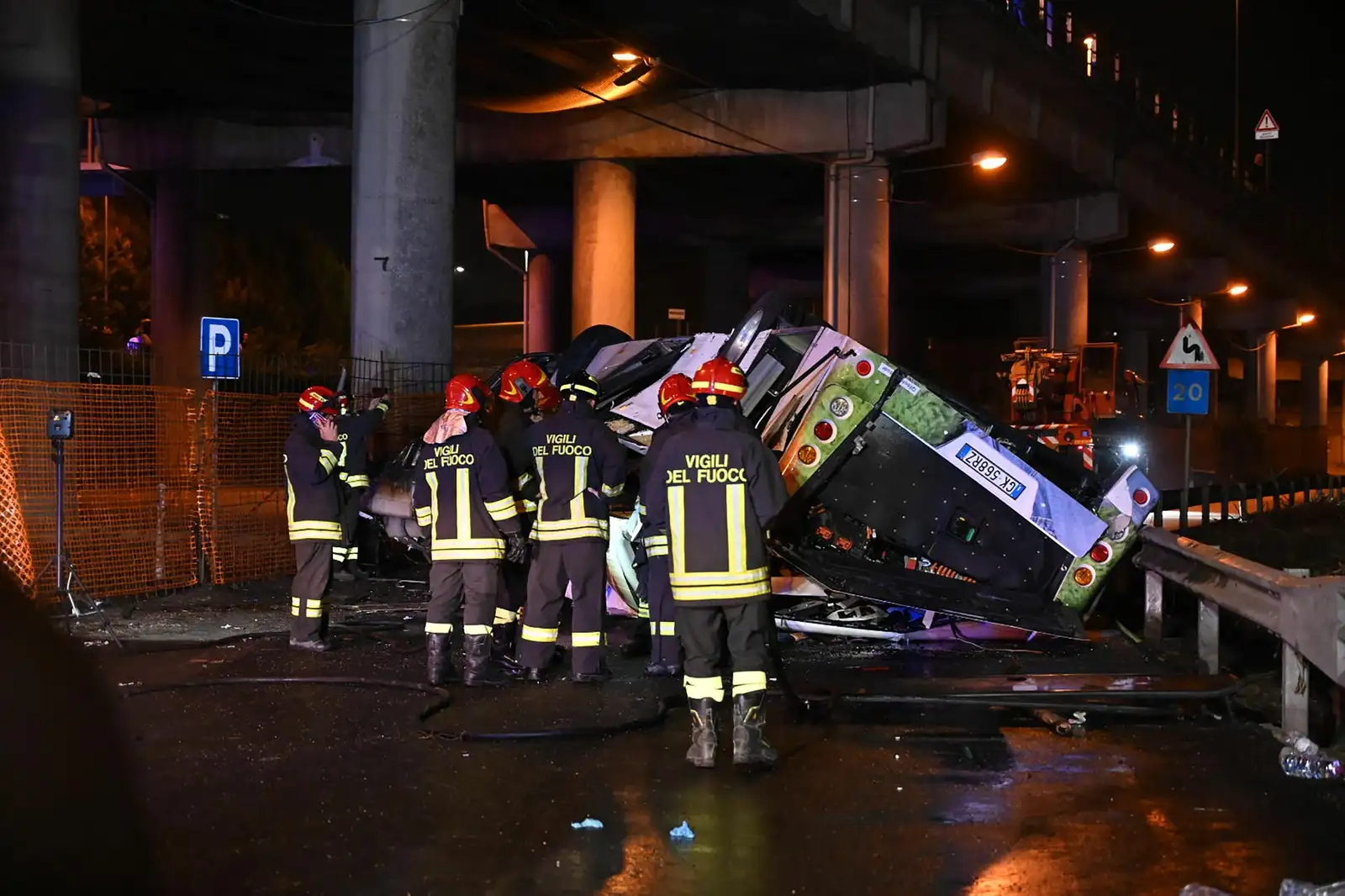 Los bomberos trabajan en el lugar de un accidente de autobús en Mestre, cerca de Venecia, donde al menos 20 personas murieron, el 3 de octubre de 2023. Foto Afp