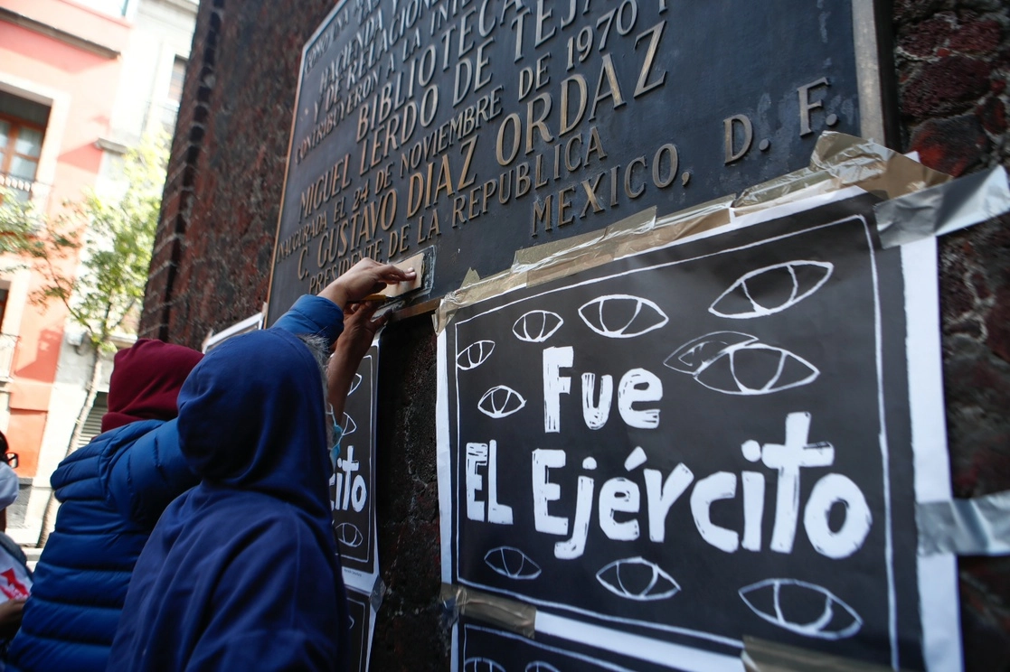 Integrantes del Comité 68 Pro Libertades Democráticas intervinieron la placa que se encuentra afuera de la Biblioteca Miguel Lerdo de Tejada, en la que se expone que fue inaugurada por el ex presidente Díaz Ordaz. Abajo del nombre del ex mandatario se colocó la palabra “asesino”. Foto Víctor Camacho