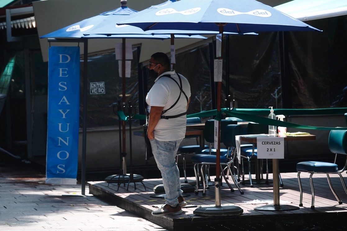 Un mesero de un restaurante en la CDMX espera clientes. Foto Cristina Rodríguez/ archivo
