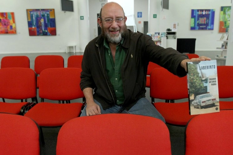 El escritor Eduardo Antonio Parra durante la entrevista con 'La Jornada' por su reciente libro 'Laberinto'. Foto María Luisa Severiano