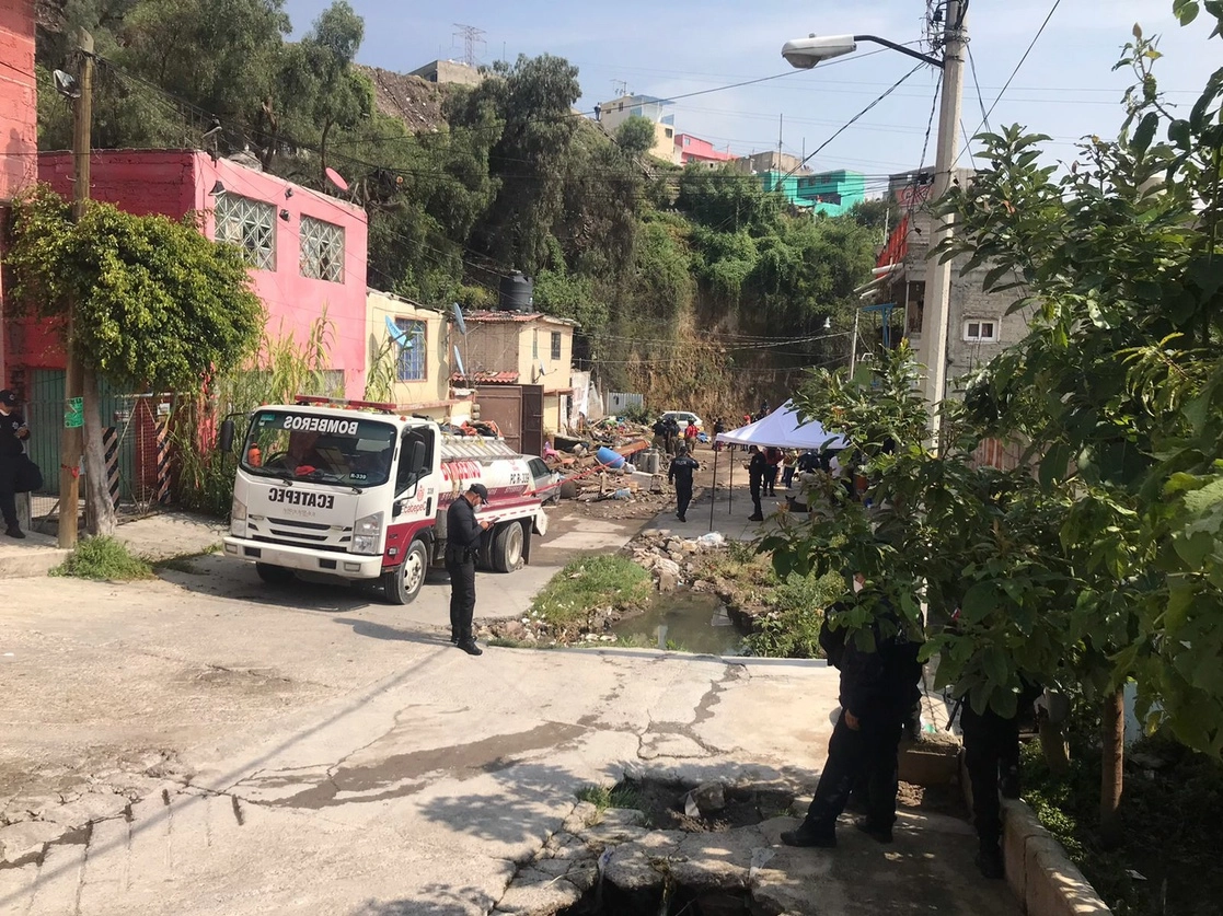 Elementos de la Policía Municipal de Ecatepec resguardan la zona del deslave e impiden el acceso a los vecinos debido al riesgo, el 30 de septiembre de 2021. Foto ‘La Jornada’