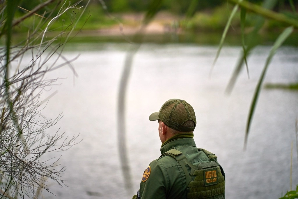 Agentes de la Patrulla Fronteriza de EU rescataron al menor de edad abandonado entre San Luis Río Colorado, Sonora y Yuma, Arizona. Foto Tomada del Twitter @CBP / Archivo
