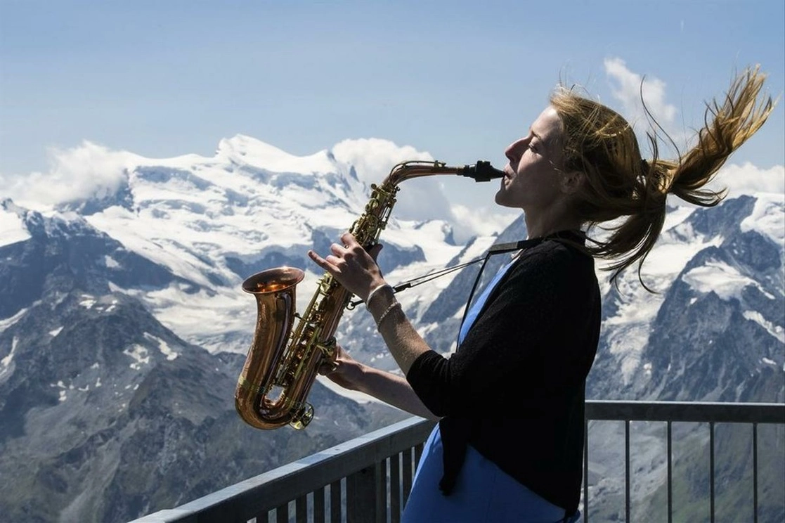 Simone, integrante de Ebonit Saxophone Quartet, toca en la cima del Mont Fort, en Suiza, en 2017. Foto Ap
