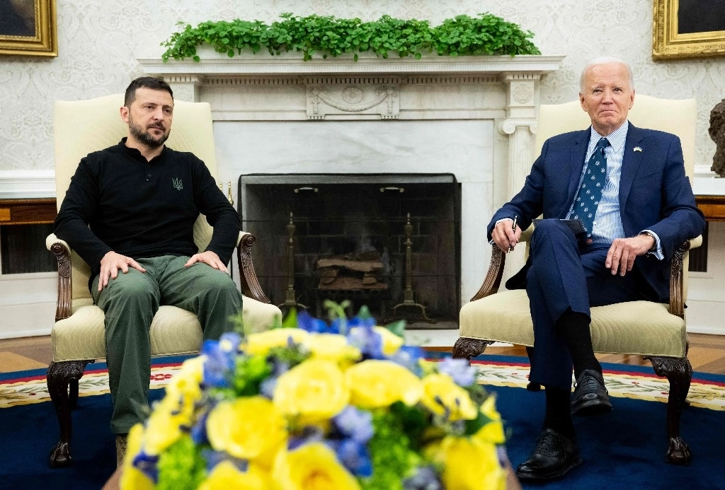 El presidente de Ucrania, Volodymir Zelensky, durante su reunión con su homólogo estadunidense, Joe Biden, en la Casa Blanca. Foto Afp
