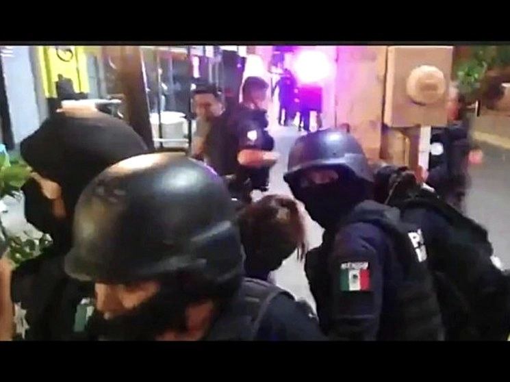 Las policías, en su mayoría mujeres, golpearon a las detenidas aún cuando estaban sometidas. Imagen tomada del Twitter de @MarceVillalobs