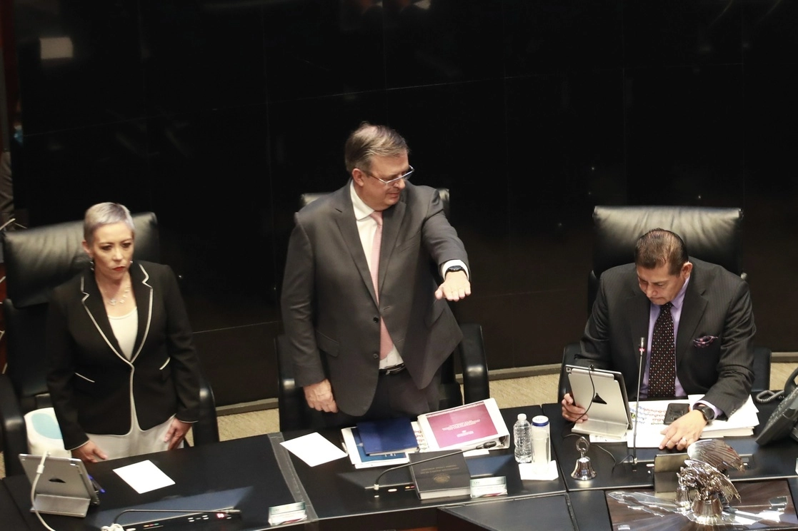De enero de 2020 a la actualidad, México decomisó 55 mil 996 armas en la frontera norte, de las que 21 mil 430 piezas son de alto poder. La cifra es superior en número y capacidad de fuego a todo lo que compró el país en un año para las fuerzas armadas o las policías, informó el canciller Marcelo Ebrard al comparecer ayer ante senadores. Foto Luis Castillo