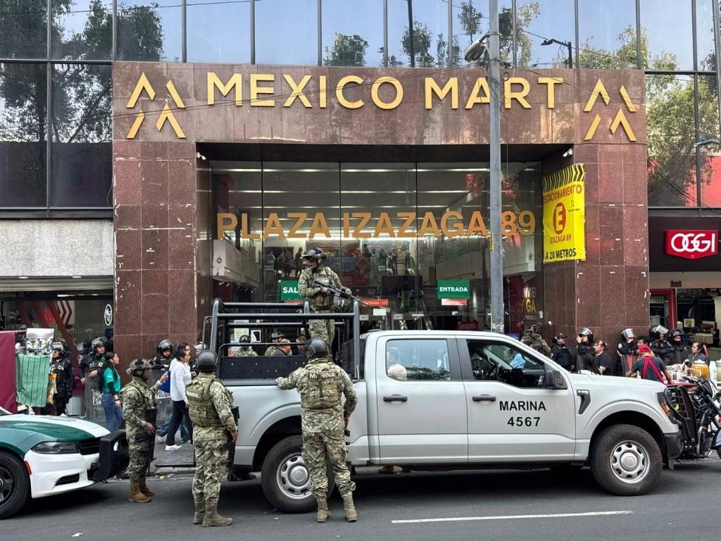 Personal de dependencias federales realizó un operativo en la plaza de productos asiáticos ubicada en Izazaga 89, en el Centro Histórico, donde decomisaron toneladas de productos. Imagen del 28 de noviembre de 2024. Foto Alfredo Domínguez