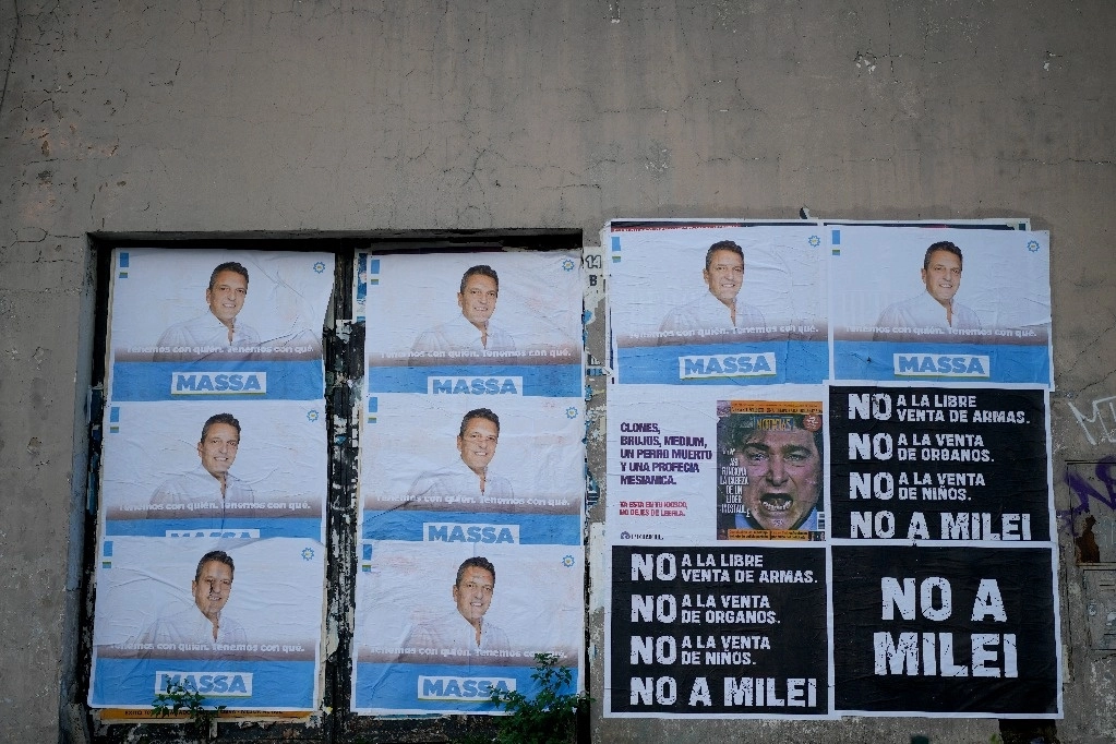 Carteles en apoyo al candidato peronista Sergio Massa en las calles de Buenos Aires. Foto Ap.