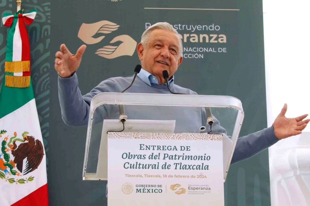 El presidente Andrés Manuel López Obrador durante el evento de la entrega de la parroquia de San José, después de la restauración de los daños provocados por el sismo de 2017. Foto Presidencia