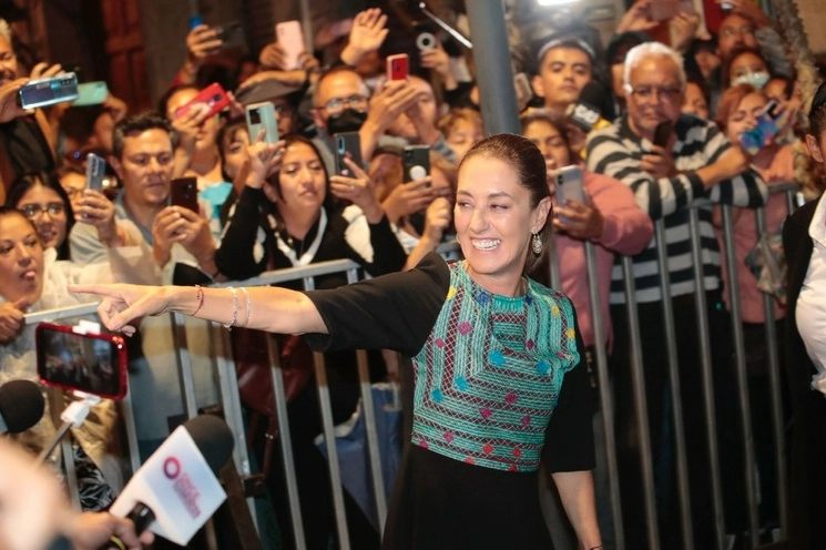 Claudia Sheinbaum, ganadora de las elección interna de Morena a su llegada a una reunión con el presidente AMLO. Foto Luis Castillo