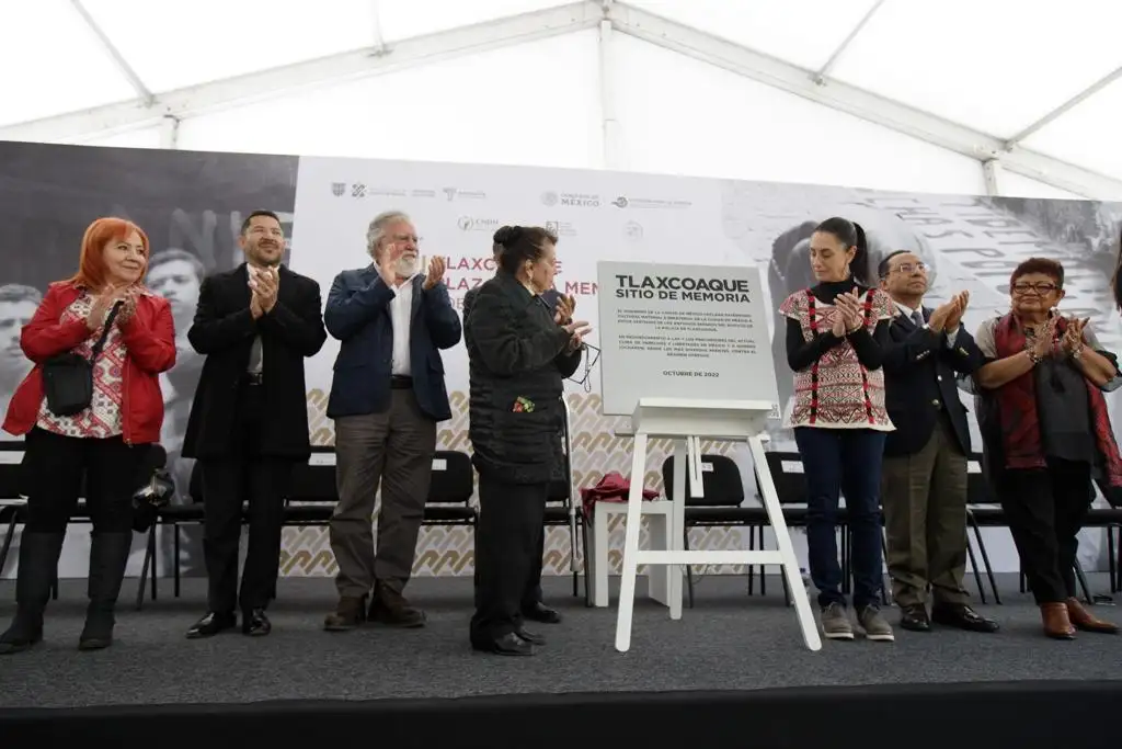 La Jefa de Gobierno de la Ciudad de México, Claudia Sheinbaum, junto con el subsecretario de Gobernación, Alejandro Encinas; y la presidenta de la CNDH, Rosario Piedra Ibarra, rindieron homenaje a las víctimas del 68 en la Plaza Tlaxcoaque, el 2 de octubre de 2022. Foto Pablo Ramos