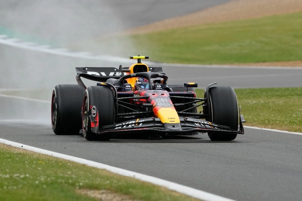 Ante los rumores sobre su posible salida de Red Bull debido a la escasez de buenos resultados en la presente temporada de Fórmula 1, el piloto mexicano ‘Checo’ Pérez aseguró que continuará en la escudería austriaca hasta 2025. La imagen, del 7 de julio de 2024. Foto Ap