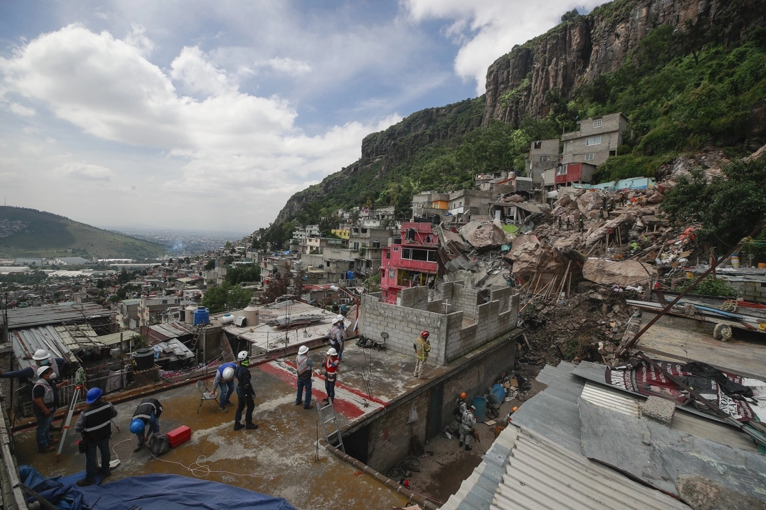 En el país existen entre 6.7 y 7.5 millones de lotes en condiciones de irregularidad, muchos de los cuales están en zonas de riesgo, como sucede en el Cerro del Chiquihuite. Foto 'La Jornada'