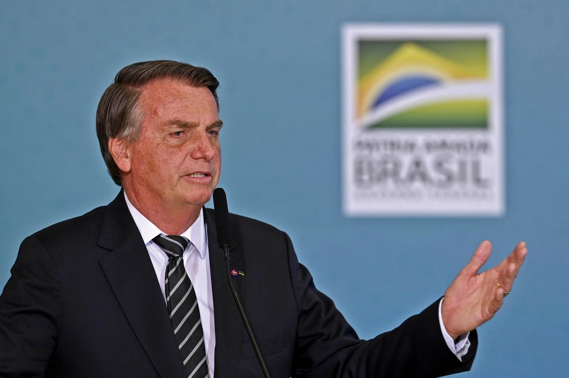 El presidente de Brasil, Jair Bolsonaro, pidió que opositores a la portación de armas no molesten a aquellos que las compran. Foto Afp