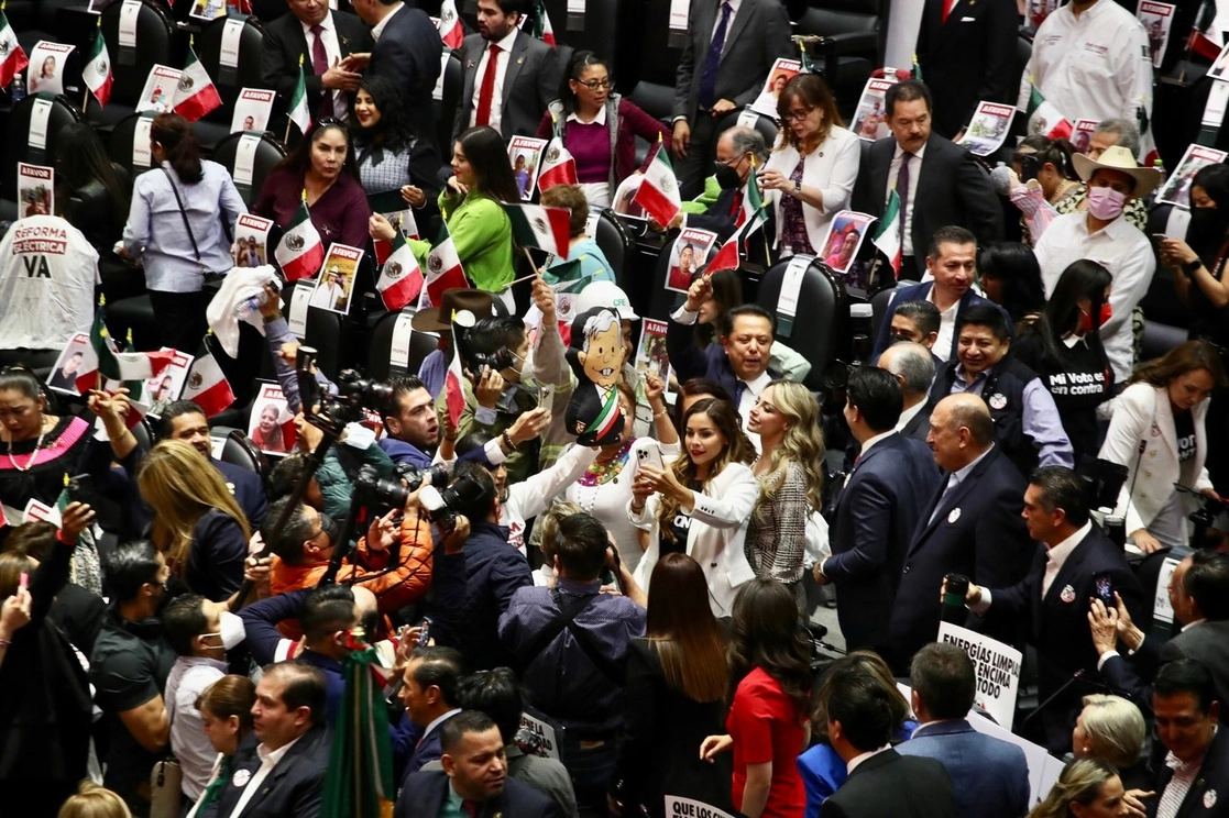 En el Salón de Plenos de la Cámara de Diputados, durante la sesión sobre la reforma eléctrica este domingo. Foto Luis Castillo