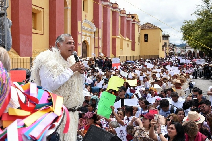 Al encabezar en San Cristóbal de las Casas una asamblea informativa, López Hernández dijo: “Eso no, nunca más, y se los digo aquí, vamos a defender con todo la educación pública, laica y gratuita, a los maestros y alumnos”, el 2 de agosto de 2023. Foto tomada de Twitter @adan_augusto