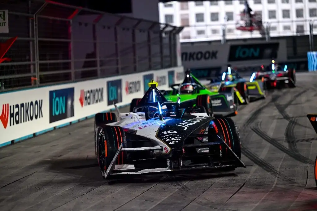 El equipo Jaguar TCS Racing, comandado por James Barclay, se prepara para la temporada 10 del campeonato de la Formula E, donde la primera fecha se llevará acabo el próximo 13 de enero de 2024 en el Autódromo Hermanos Rodríguez en el Hankook Mexico City E-Prix. Los pilotos Mitch Evans y Nick Cassidy, a bordo de los Jaguar I-TYPE 6, representarán a la escudería británica. Foto Cortesía Jaguar México