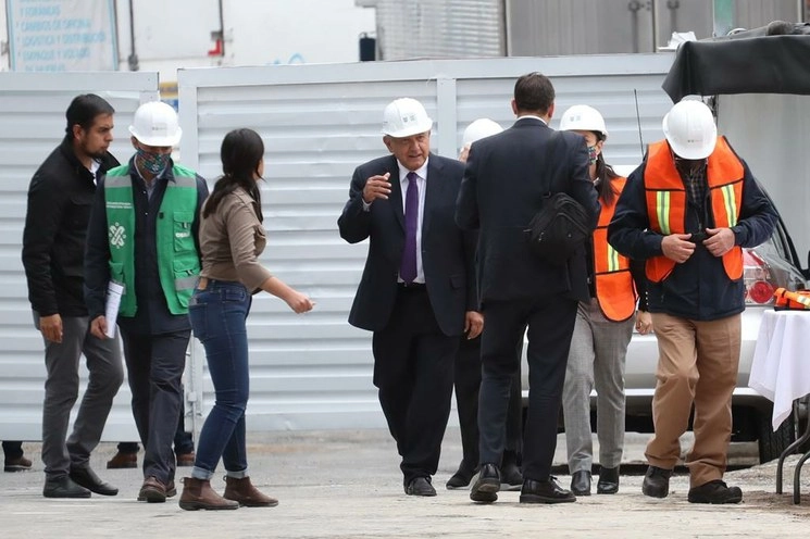 El presidente Andrés Manuel López Obrador recorre las obras de ampliación de la Línea 12 del Metro, en el intertramo Álvaro Obregón-Observatorio, junto a la Jefa de Gobierno de la CDMX, Claudia Sheinbaum, y la alcaldesa de Álvaro Obregón, Layda Sansores. Foto Luis Castillo