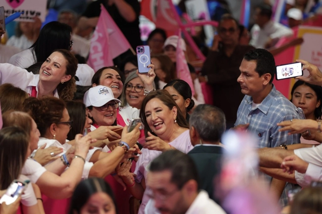 “Este día es 10 de mayo, ser mamá es de las cosas más maravillosas que nos pueden pasar. Pero hay mujeres que hoy no tienen nada que celebrar, hay mujeres que sufren la ausencia de sus hijos”, señaló la candidata. Foto @XochitlGalvez