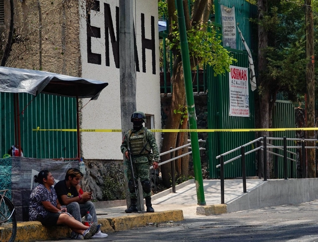 Aspectos de la ENAH tras el desalojo por una supuesta bomba en el plantel. Foto Cuartoscuro