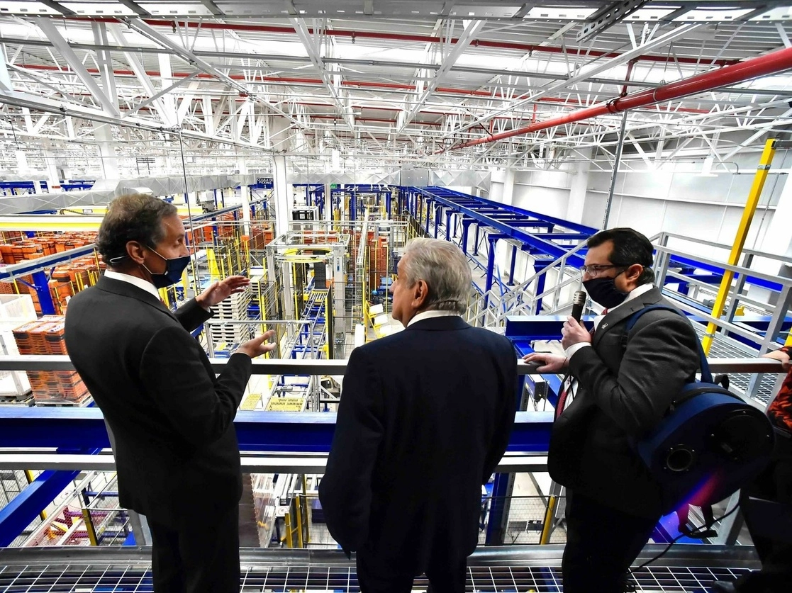 El presidente Andrés Manuel López Obrador, en el Centro de Distribución Metropolitano Bimbo, en la alcaldía Azcapotzalco. A su izquierda, Daniel Servitje, director general de la firma. Foto cortesía Presidencia 